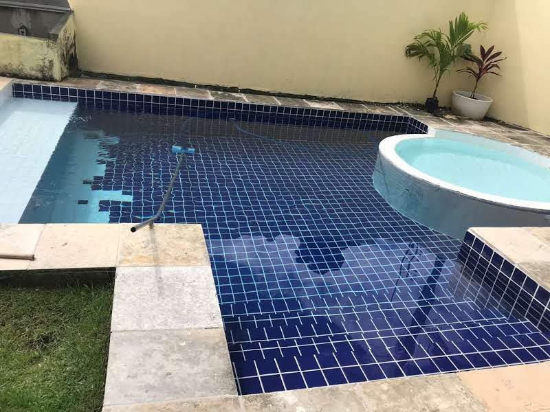 Vista externa da casa com piscina